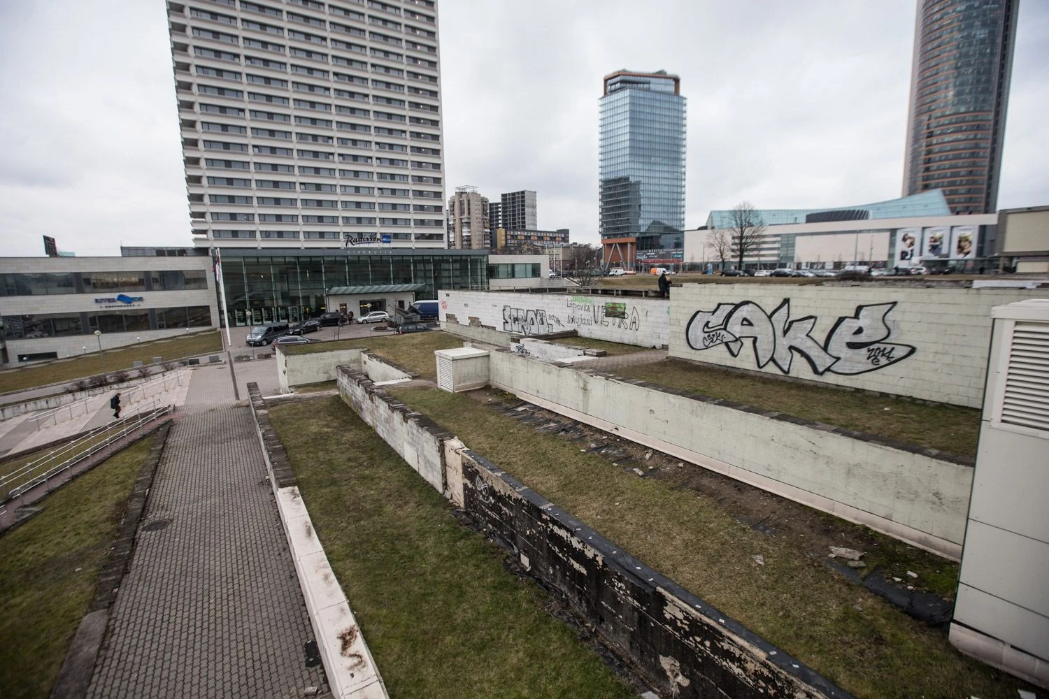 Marius Šaliamoras, Architektų sąjungos prezidentas: „Dabar turime tokią dykrą su purvynėliu ir kažkokiu laiptų chaosu, o šis pastatas galėtų sujungti tiek perėjimą į Europos aikštę, tiek į VCUP, tiek į „Radisson“ ir „Swedbank“ erdves.“  JUDITOS GRIGELYTĖS (VŽ) nuotr.