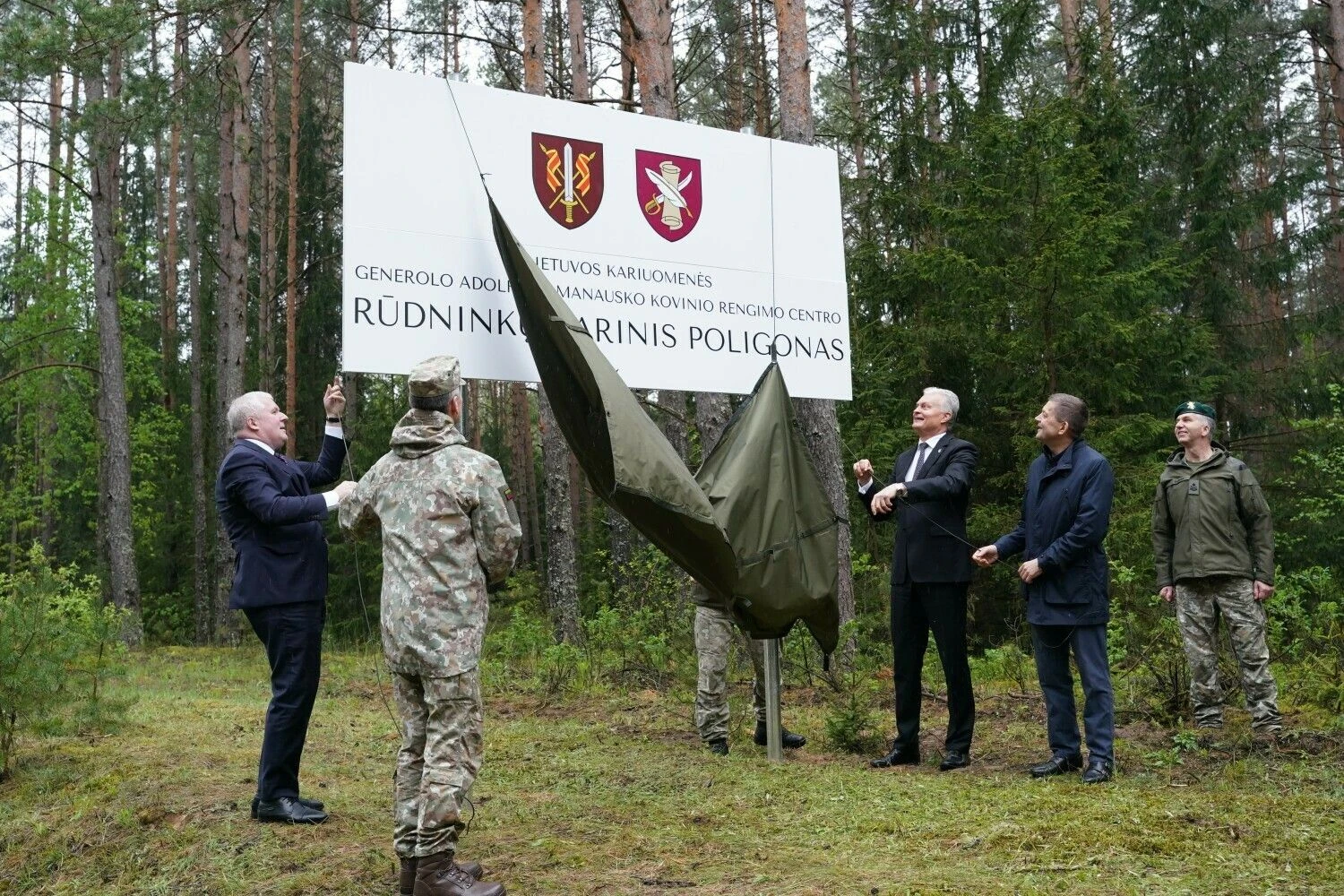 Rūdninkų poligoną simboliškai atidarė prezidentas, krašto apsaugos ministras ir kariuomenės vadas. Mjr. Pauliaus Babilo (Lietuvos kariuomenė) nuotr.