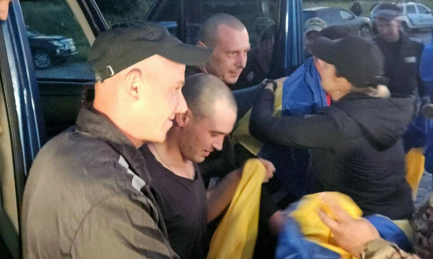 Iš rusų nelaisvės išlaisvinti Ukrainos kariai. Ukrainos prezidento „Telegram“ paskyros nuotr.