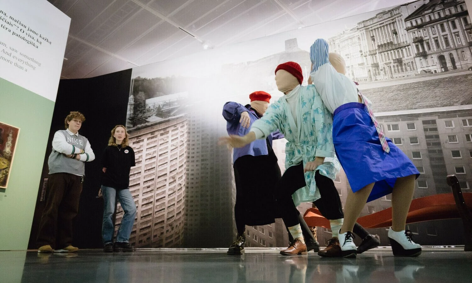 Kanukai MO muziejaus parodoje „Vilniaus pokeris“. Ryčio Šeškaičio nuotr.