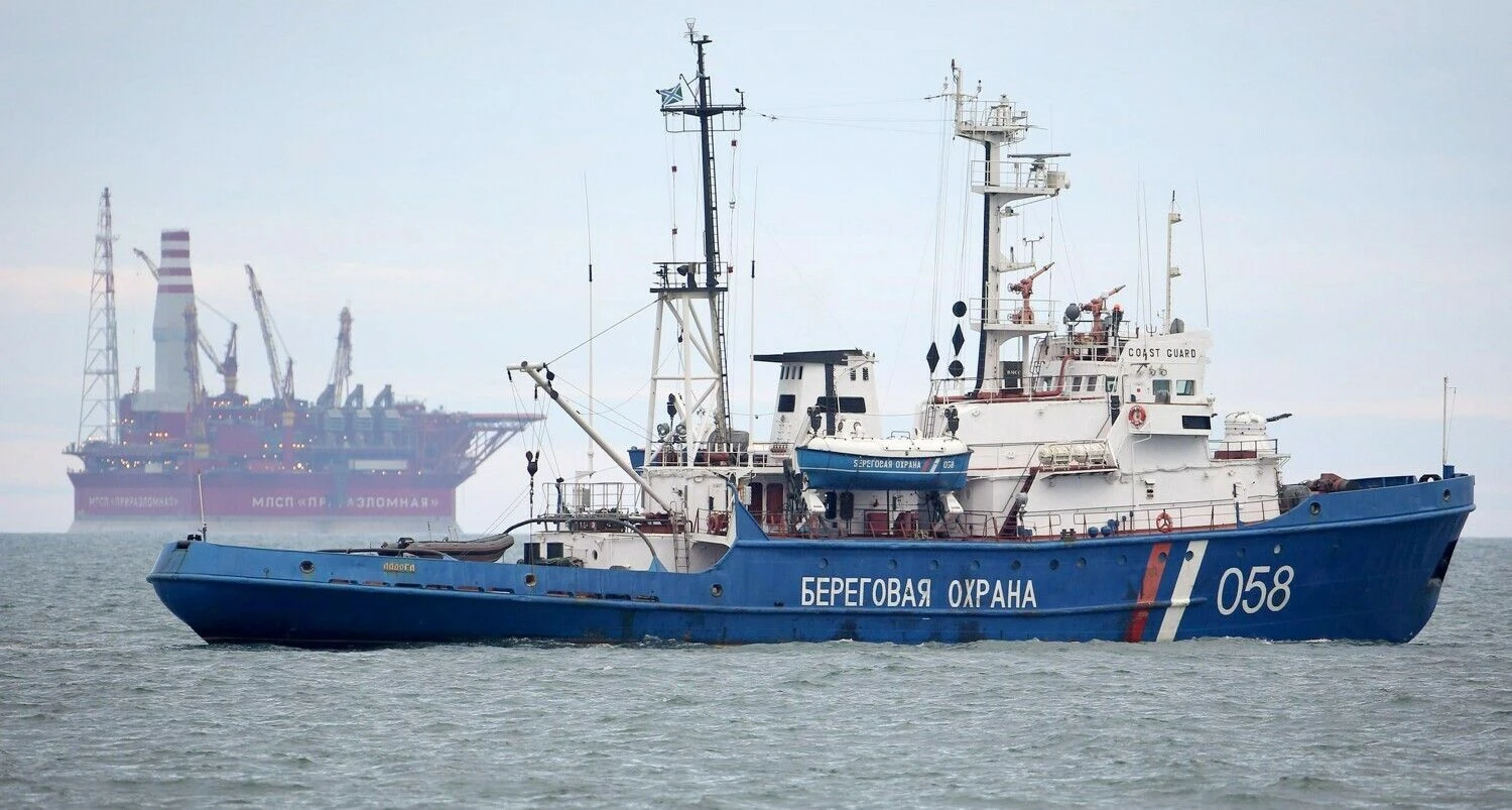 Vienas trūkumų keliaujant per Rusijos kontroliuojamus šiaurinius vandenis tas, kad reikia šalies agresorės leidimo ir jos laivyno palydos. Deniso Siniakovo (AFP / „Scanpix“) nuotr.