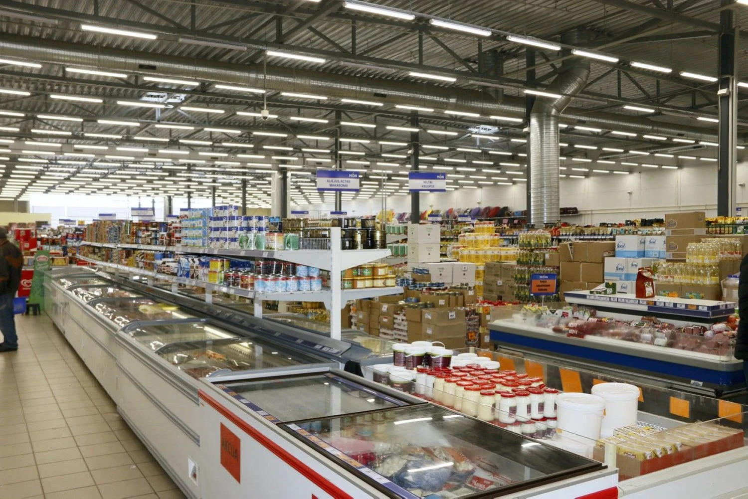 Modernizuotas apšvietimas prekybos centre „Mon“.