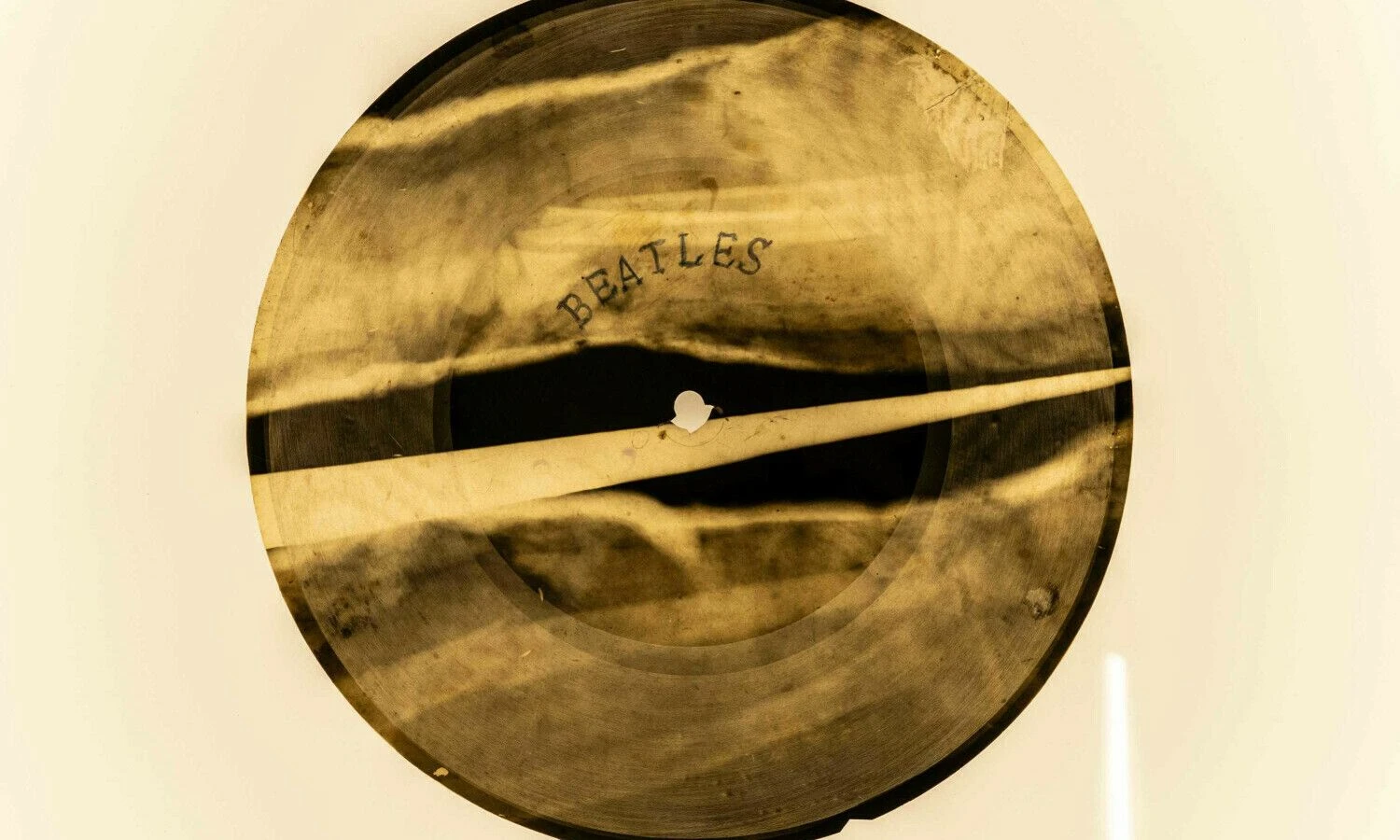 Ant rentgeno nuotraukos namudiniu būdu įspausta „The Beatles“ daina „She Loves You“. 1965 m. Dariaus Butkaus kolekcija. A. Bėkštos / LNM nuotr.