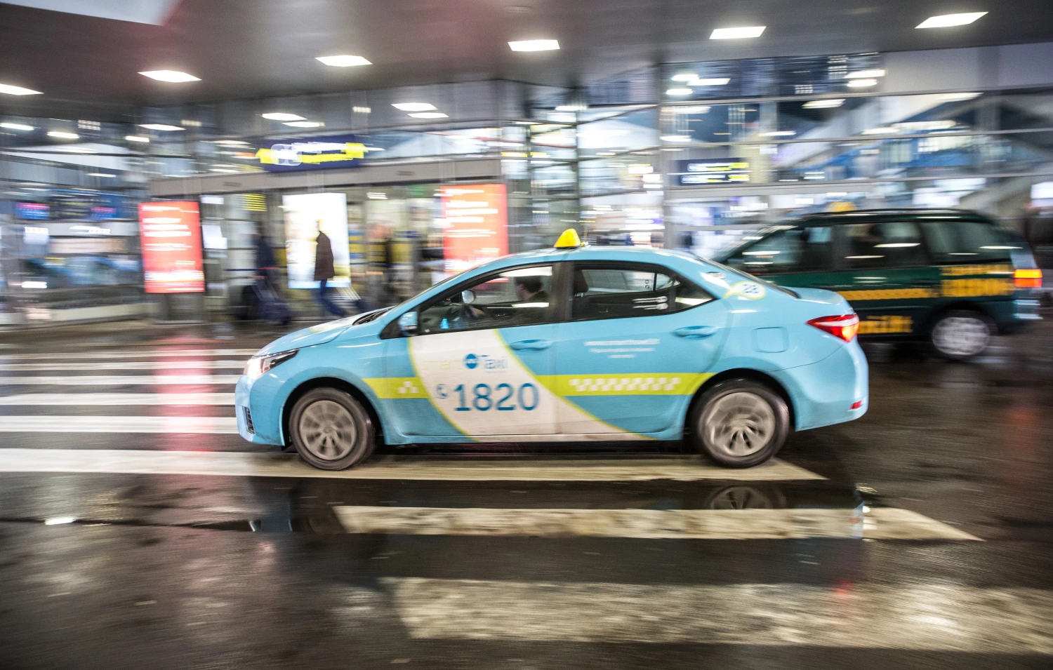 Pirmos dvi „Smart Taxi“ greitosios įkrovos stotelės atsiras greta prekybos centro „Akropolis“ Vilniuje. 
Juditos Grigelytės (VŽ) nuotr.