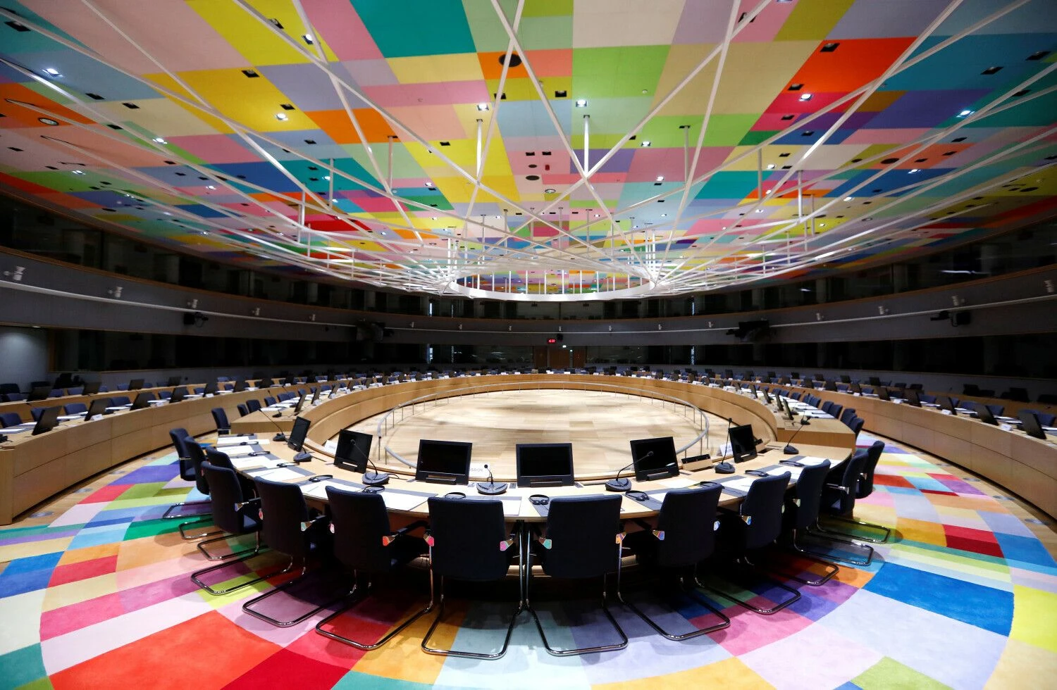 Šioje salėje Briuselyje paprastai posėdžiauja Europos Vadovų taryba. Yveso Hermano („Reuters“ / „Scanpix“) nuotr.