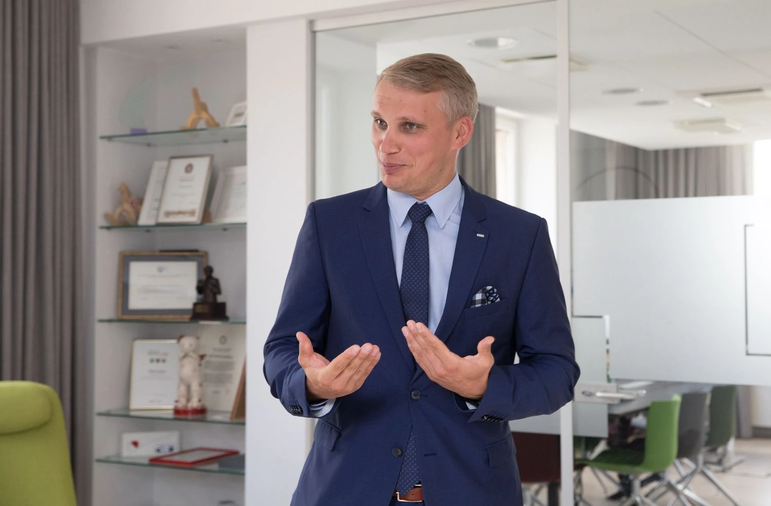 Vilius Juzikis, SEB banko valdybos narys ir Verslo bankininkystės tarnybos vadovas, sako, kad veiklos perkėlimas į kitas valstybes 2020-aisiais bus viena ryškiausių tendencijų. Juditos Grigelytės (VŽ) nuotr.