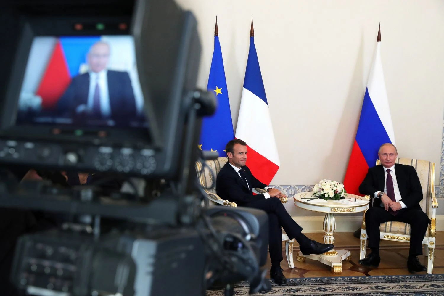 Emmanuelis Macronas ir Vladimiras Putinas per bendrą spaudos konferenciją.  Mikhailo Klimentyevo („Reuters“ / „Scanpix“) nuotr.