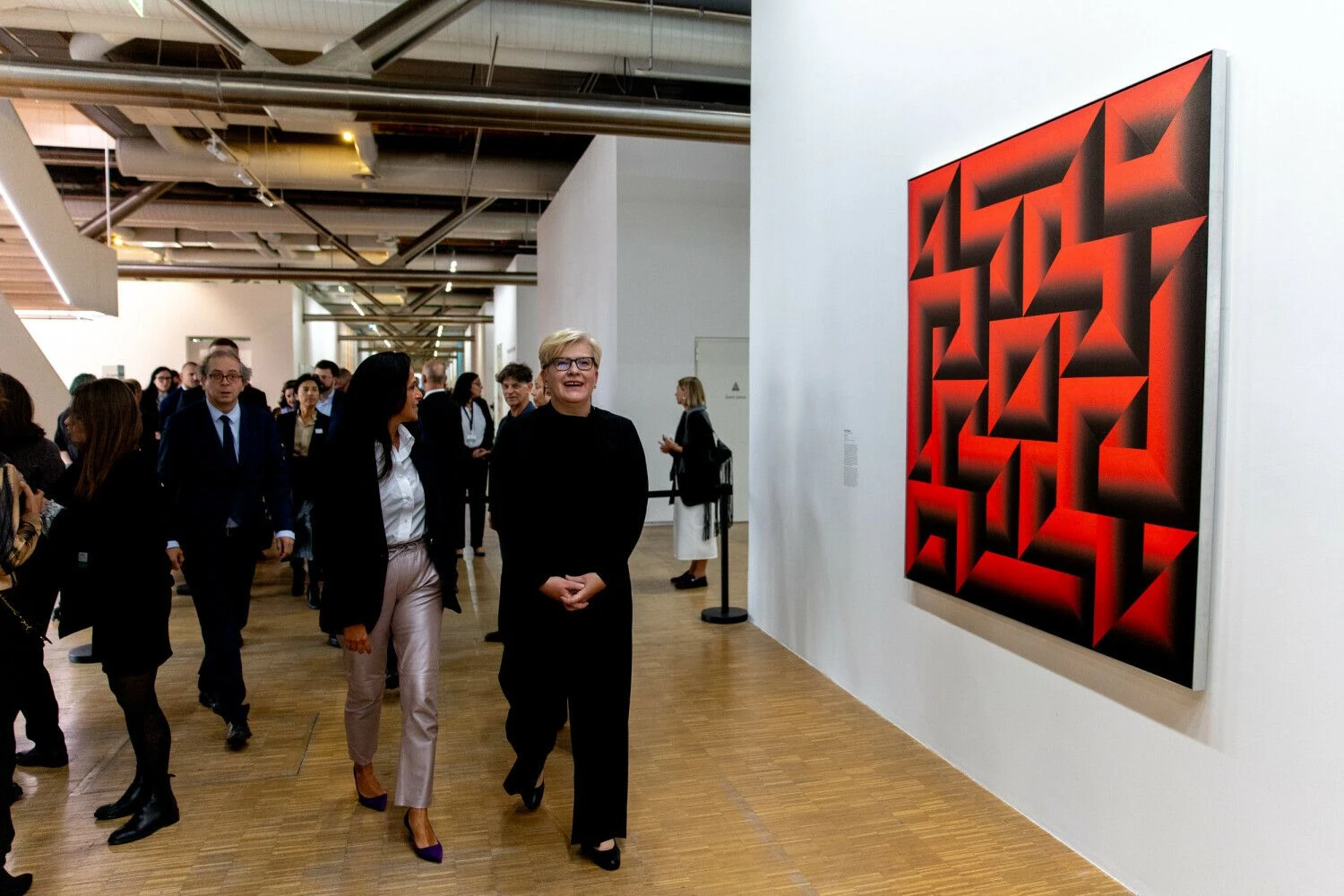 Lietuvos premjerė Ingrida Šimonytė prie Kazio Varnelio tapybos darbo Pompidou centre, Paryžiuje. Vyriausybės nuotr.
