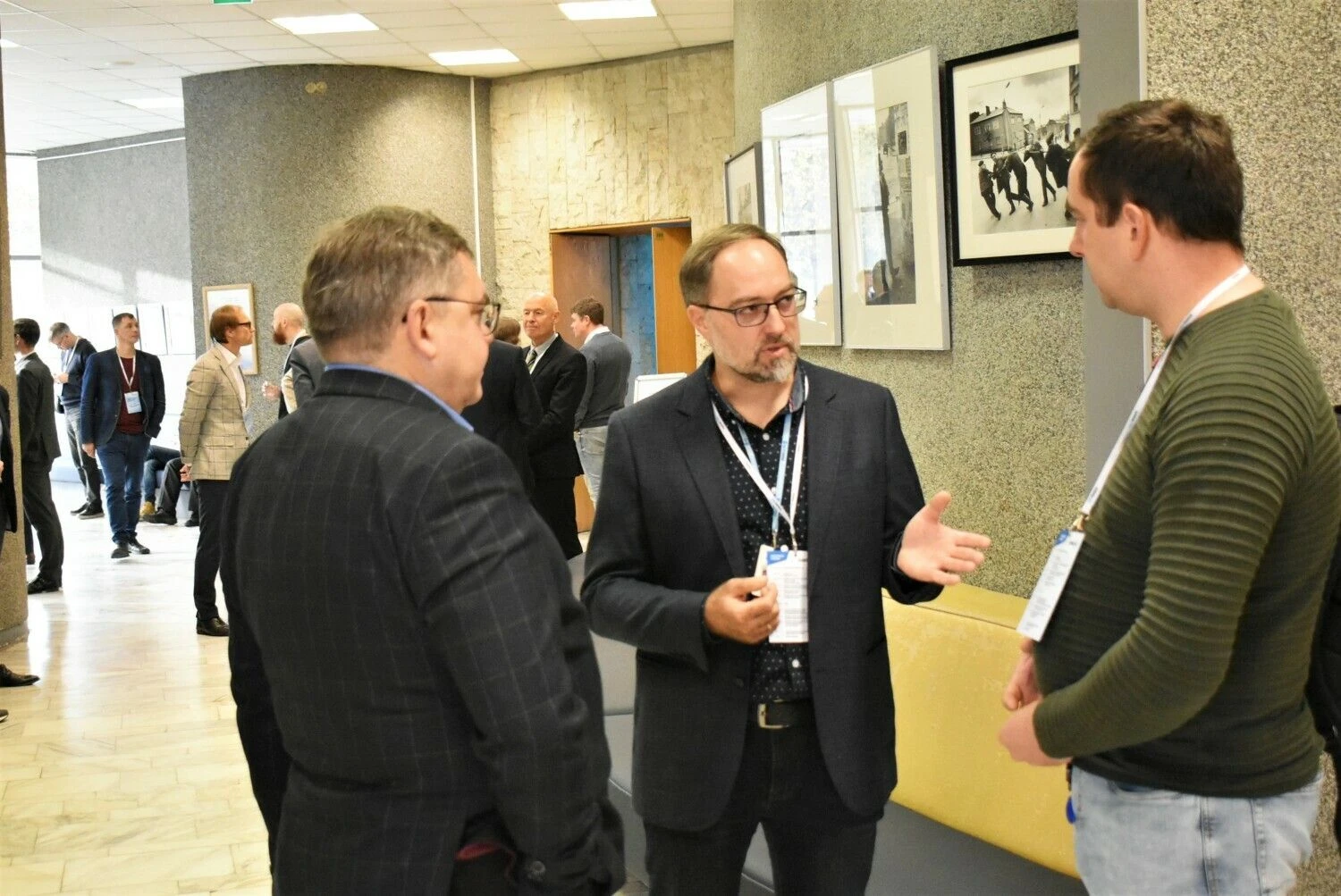 Diskutuoja konferencijos „Saugūs valstybės duomenys‘22“ dalyviai.