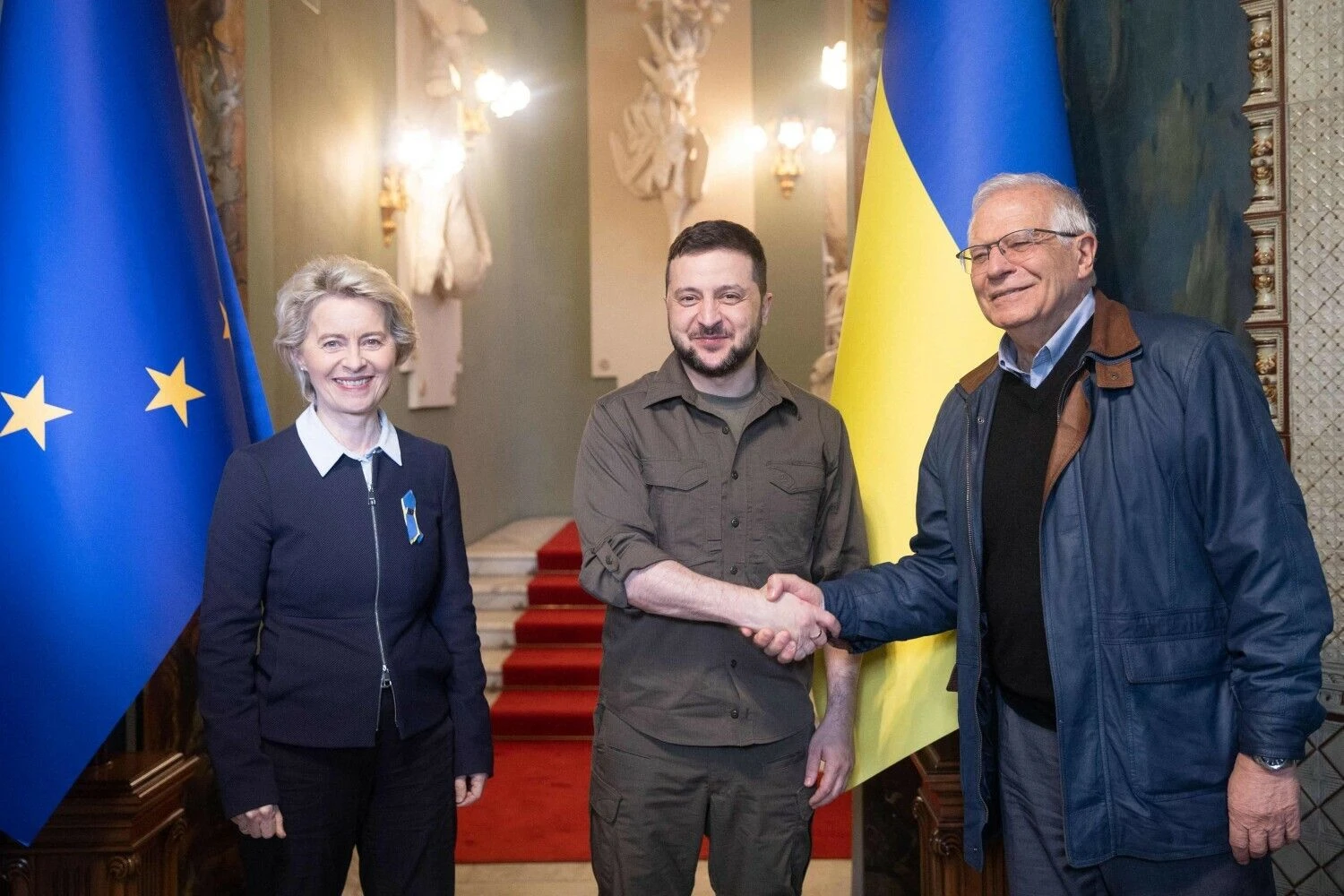 Ursula von der Leyen, Europos Komisijos pirmininkė, Volodymyras Zelenskis, Ukrainos prezidentas, ir Josepas Borrellis, ES diplomatijos vadovas. Ukrainos prezidentūros / „Scanpix“ nuotr.