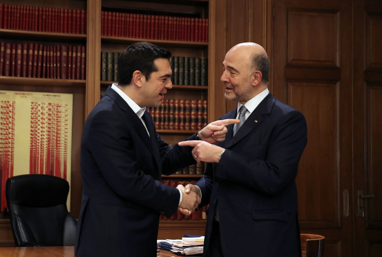 Pierre’as Moscovici, ES komisaras (kairėje), trečiadienį susitiko su Graikijos premjero Alexiu Tsipru. Alkio Konstantinidžio („Reuters“ / „Scanpix“) nuotr.