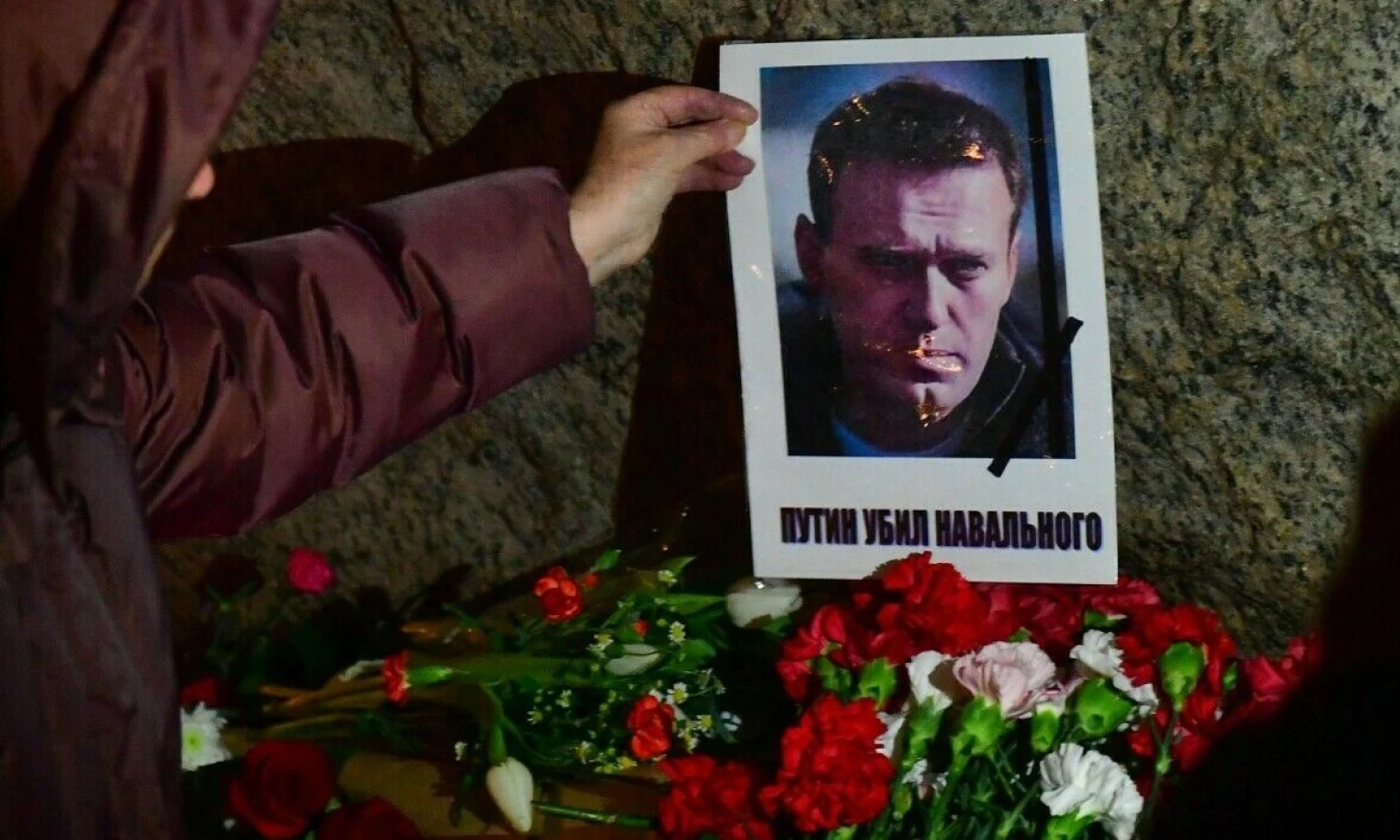 Žmonės Rusijos miestuose renkasi, minėdami A. Navalno mirtį. AFP / „Scanpix“ nuotr.