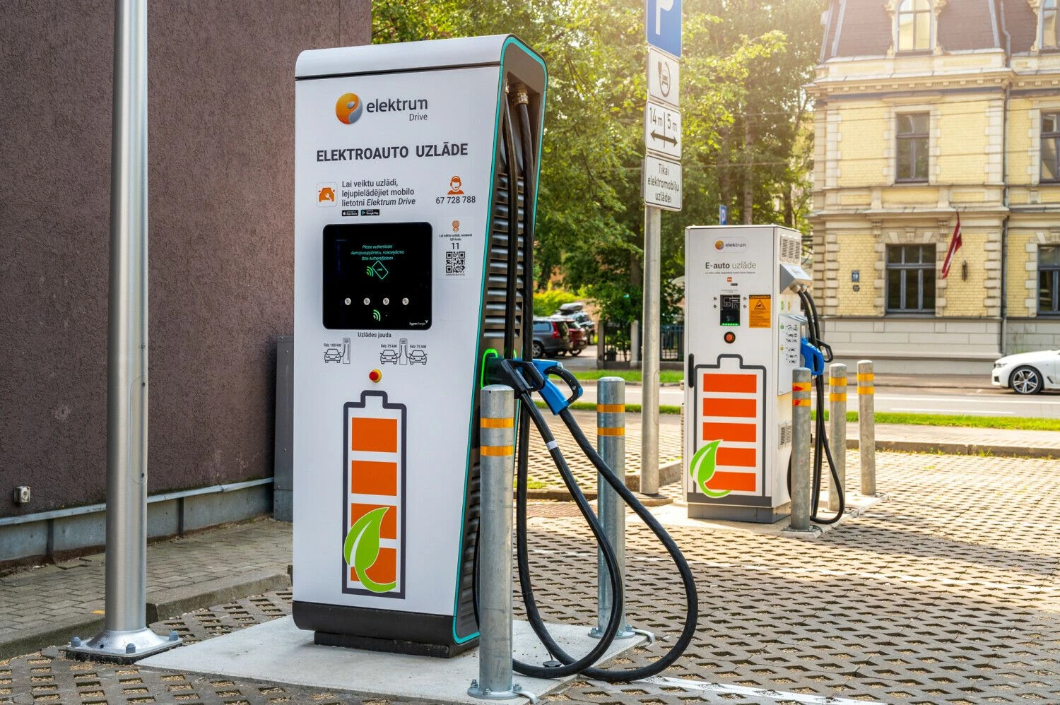 „Elektrum Drive“ elektromobilių įkrovimo stotelės Latvijoje. Įmonės nuotr.