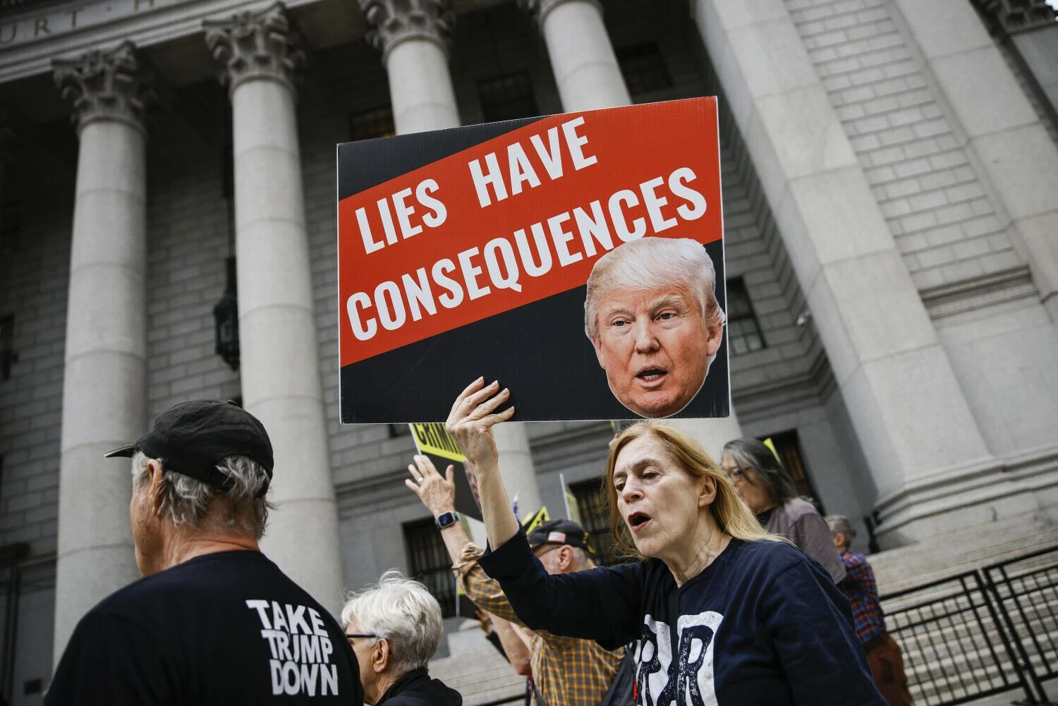 Protestuotojai prie Niujorko federalinio teismo reikalauja nuteisti D. Trumpą. Eduardo Munoz Alvarez (AP / „Scanpix“) nuotr.