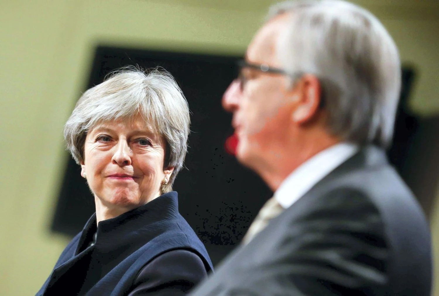 Theresa May, JK ministrė pirmininkė, ir Jeanas Claude'as Junckeris, Europos Komisijos pirmininkas. Chinenouvelle / Sipa / Scanpix nuotr.