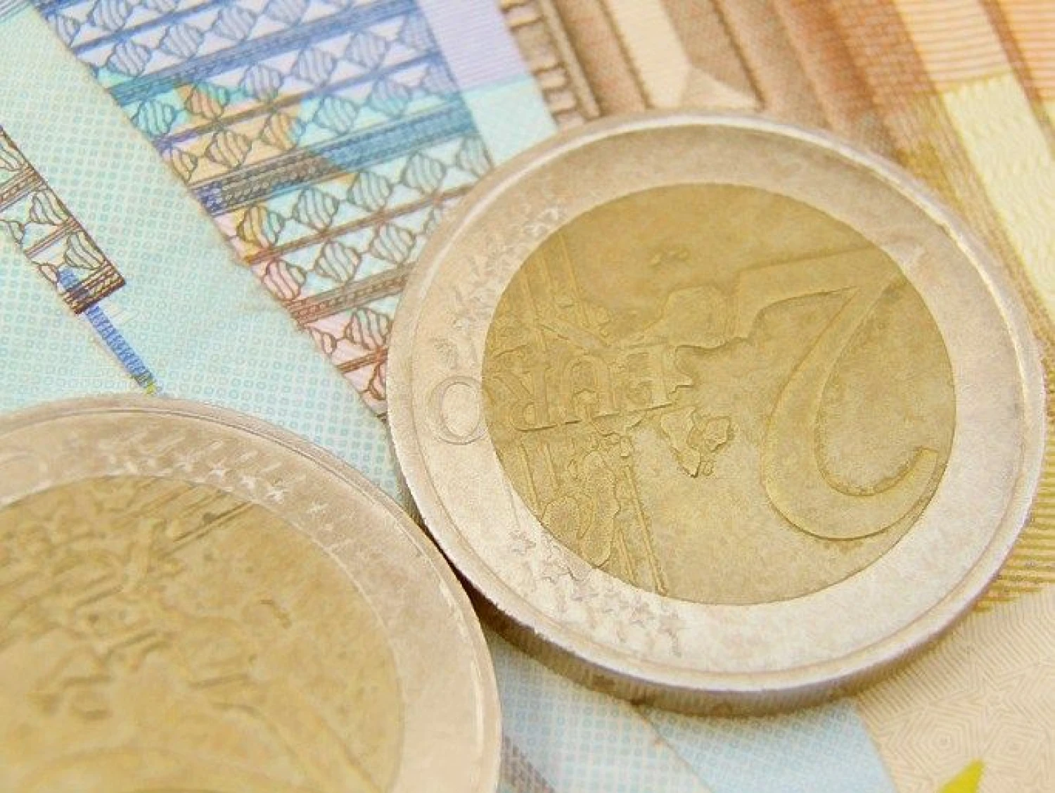 Alaus kainos Vokietijos markėmis vokiečių atmintyje kokios buvo prieš 15 metų tokios ir liko šiandien, jos nebesikeičia. Palyginti kainos eurais toliau keičiasi, tad kainų markėmis ir eurais atotrūkis  tampa dar didesnis.
Kai Pfaffenbacho (Reuters) nuotr.