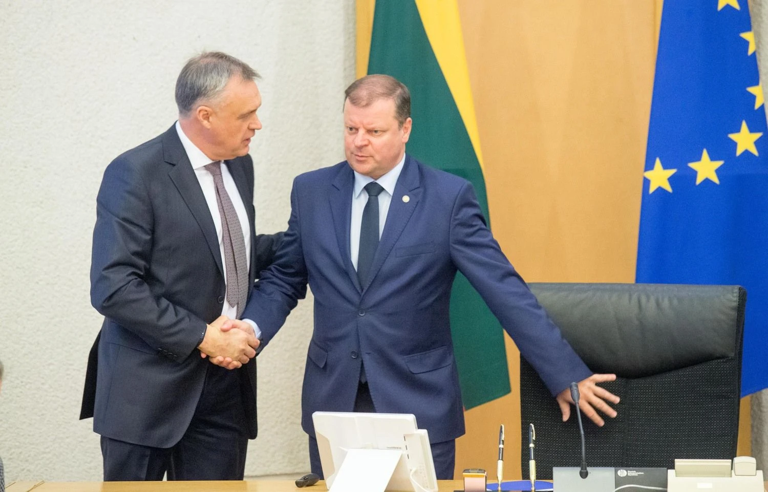 Lietuvos pramonininkų konfederacijos prezidentas Robertas Dargis (kairėje) susitiko su premjeru Sauliumi Skverneliu ir kitais Vyriausybės nariais. Juditos Grigelytės (VŽ) nuotr.