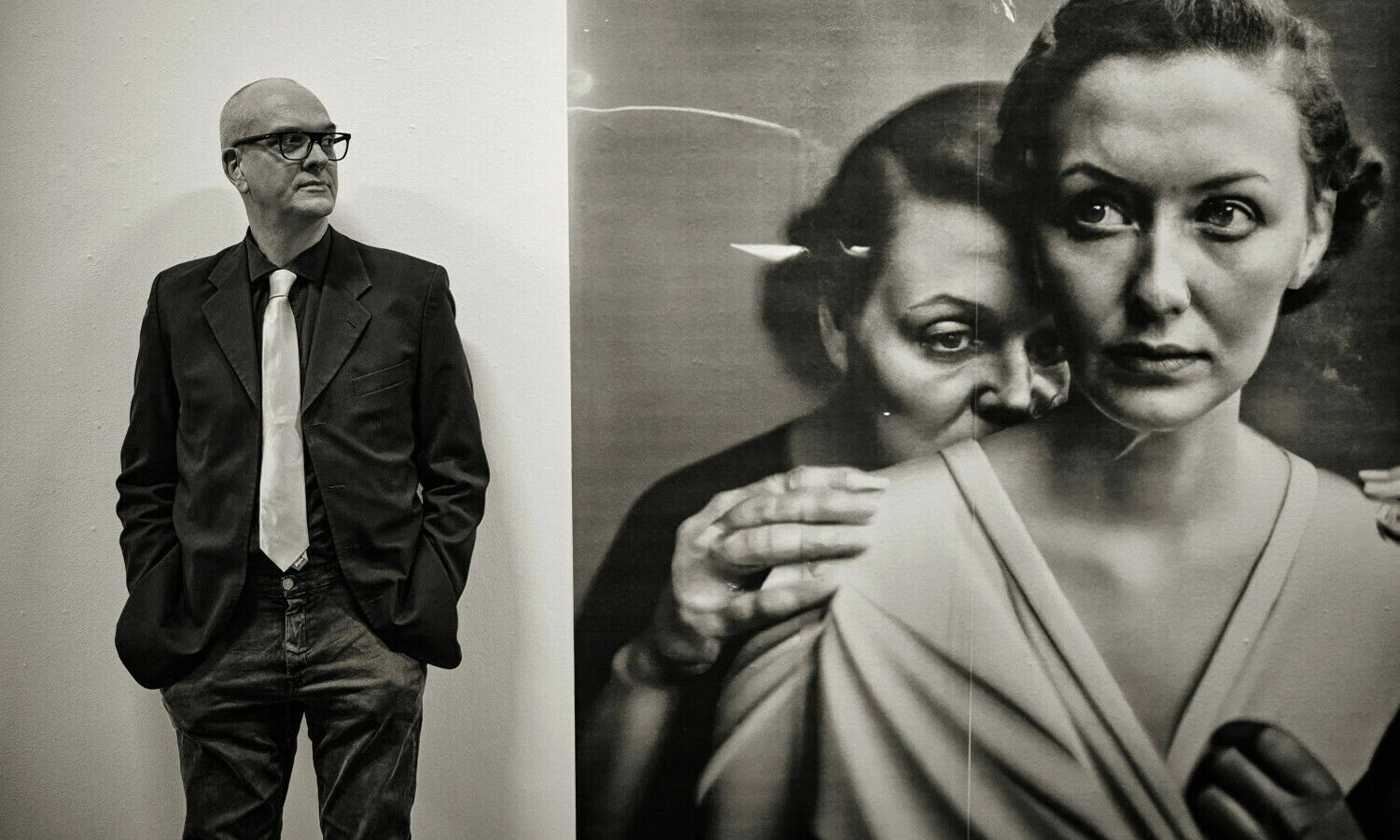 Fotografas B. Eldagsenas Berlyno meno parodoje prie savo darbo „Pseudomenezija: Elektrikas“, už kurį jis laimėjo „Sony World Photography Award“ 2023 m. balandžio 18 d. Alexo Schwanderio („Reuters“ / „Scanpix“) nuotr.