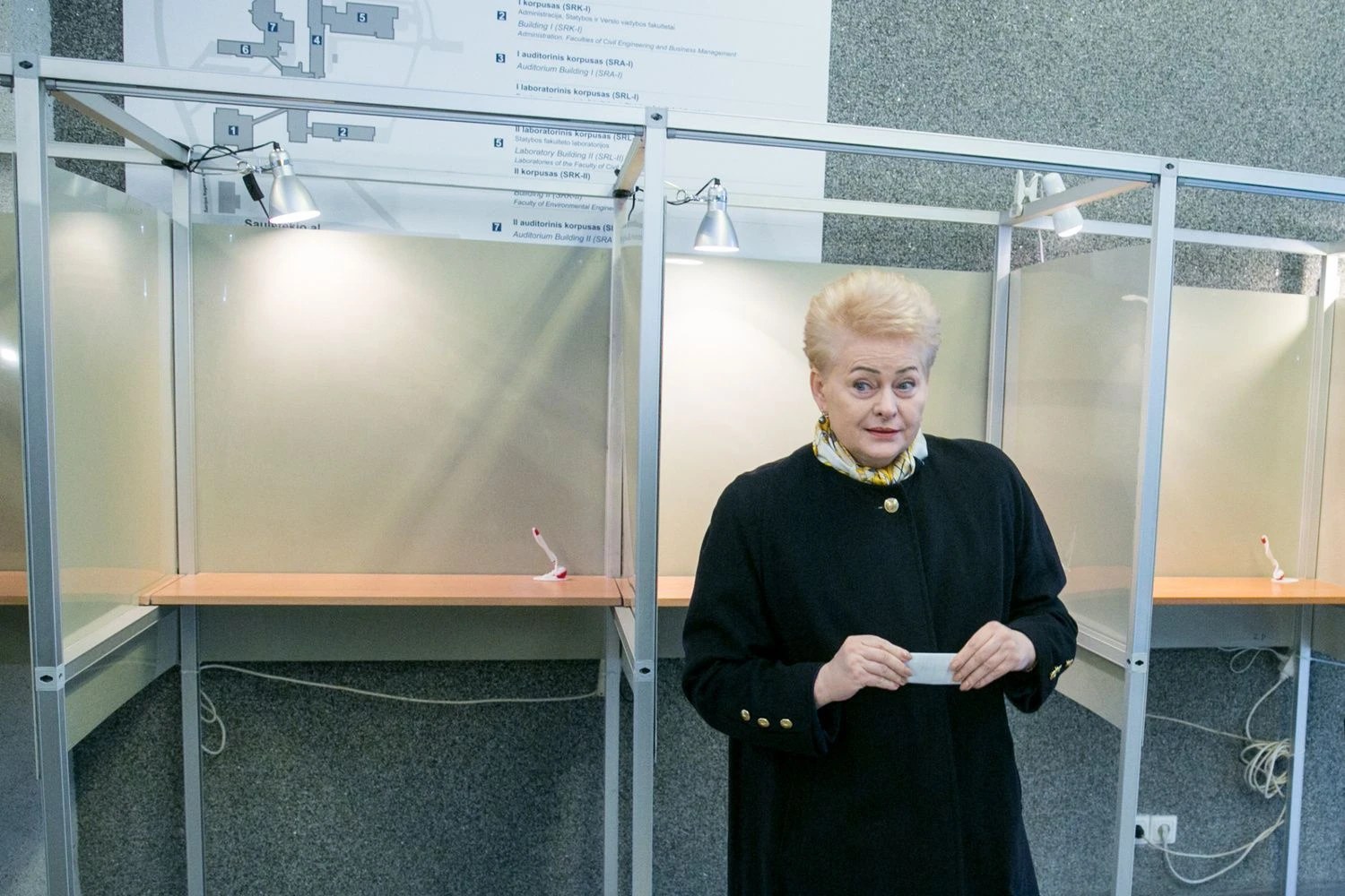 Prezidentė balsuoja pakartotiniuose savivaldybių tarybų rinkimuose. J. Kalinsko "15min." nuotr.