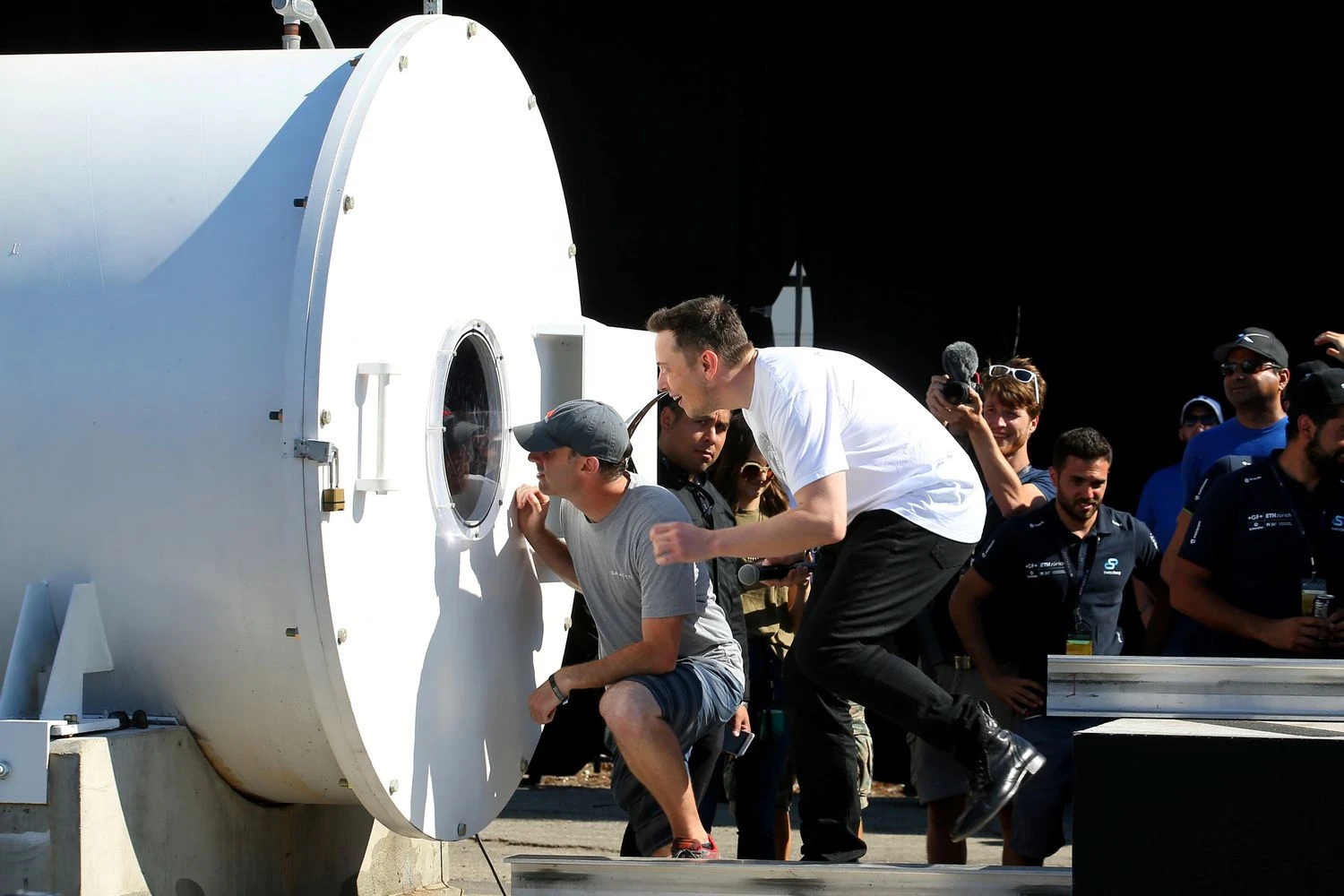 Elonas Muskas, JAV verslininkas ir vizionierius prie „The Boring Company“ magnetinės levitacijos tunelio. Mike'o Blake'o („Reuters“/„Scanpix“) nuotr.