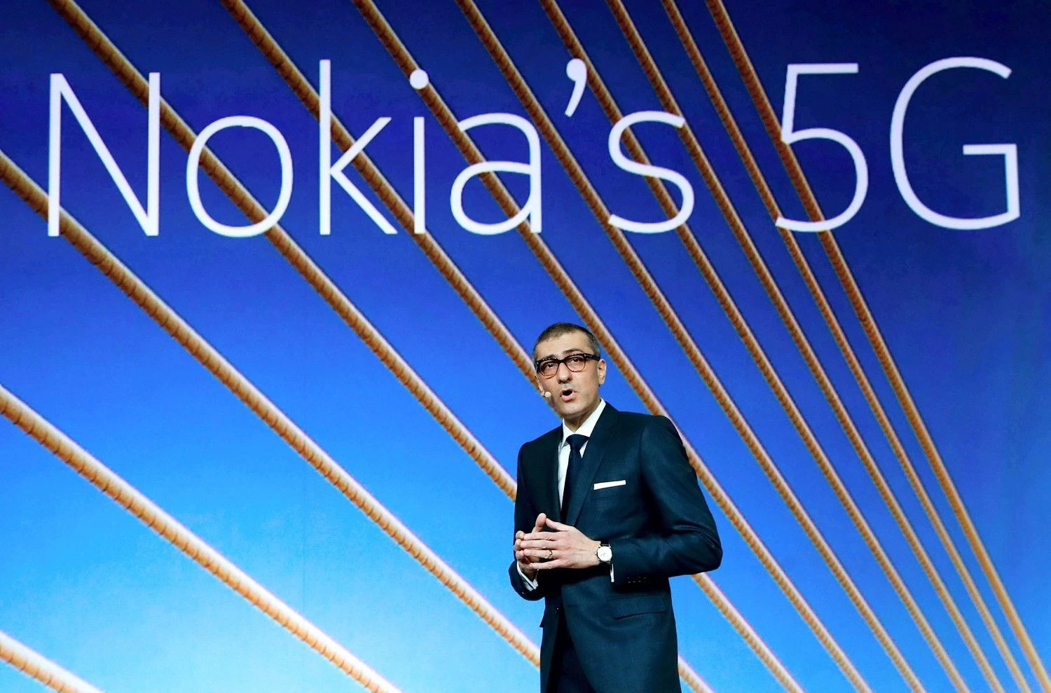 Rajeevas Suri, „Nokios“ vadovas, neslepia, kad „Huawei“ ir JAV konfliktas yra naudingas Europos tinko įrangos gamintojams. Yveso Hermano („Scanpix“ / „Reuters“) nuotr.