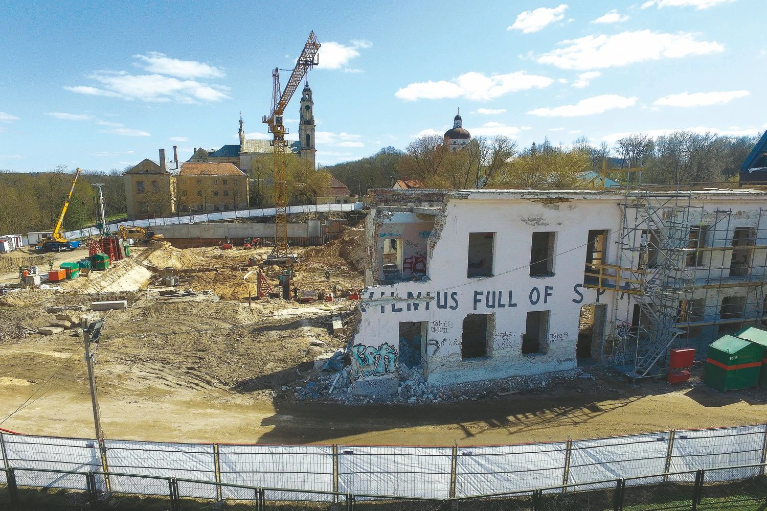 Projektas „Misionierių sodai“ buvo pirmasis, kurį VTPSI nutarė stabdyti ir surašė savavališkos statybos aktą dėl to, kad inkarai patenka į gretimą sklypą, o statybos leidime nurodyta, kad pastatai statomi ir rekonstruojami tik viename sklype. Irmanto Gelūno („15 min.“) nuotr.