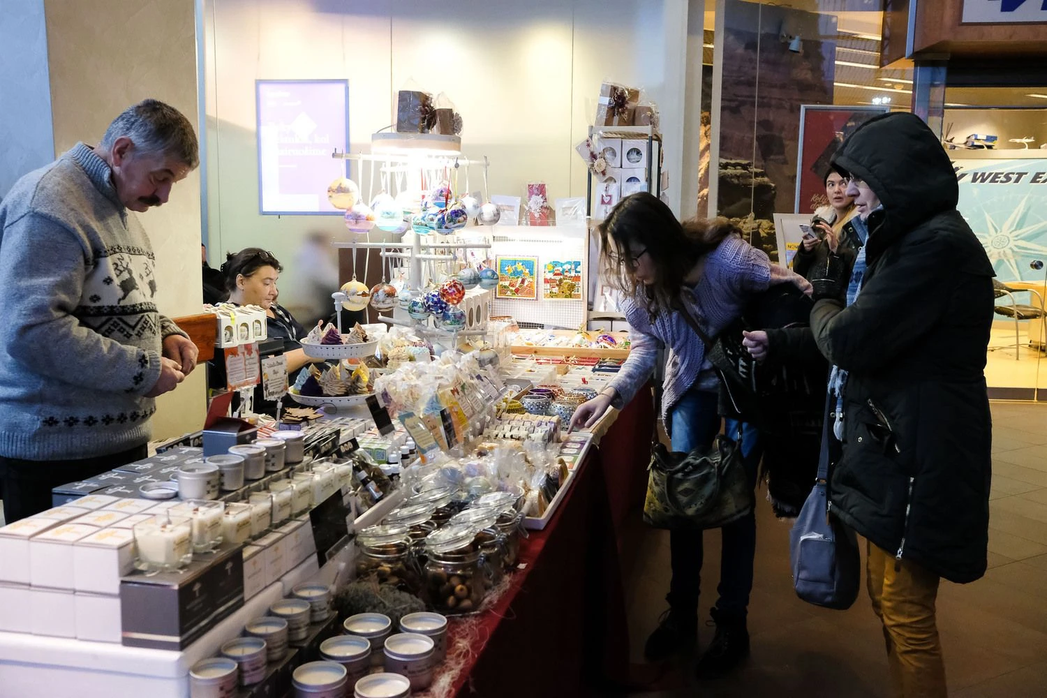 Kuo daugiau produktų ant prekystalio, tuo didesnė tikimybė, kad pirkėjas stabtelės. Vladimiro Ivanovo (VŽ) nuotr.