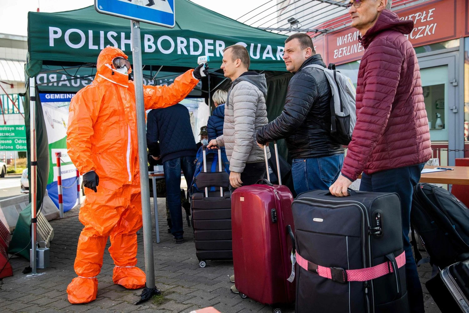 Vokietijos-Lenkijos pasienyje įstrigo daug Lietuvos gyventojų. Odd Andersen (AFP/„Scanpix“) nuotr.