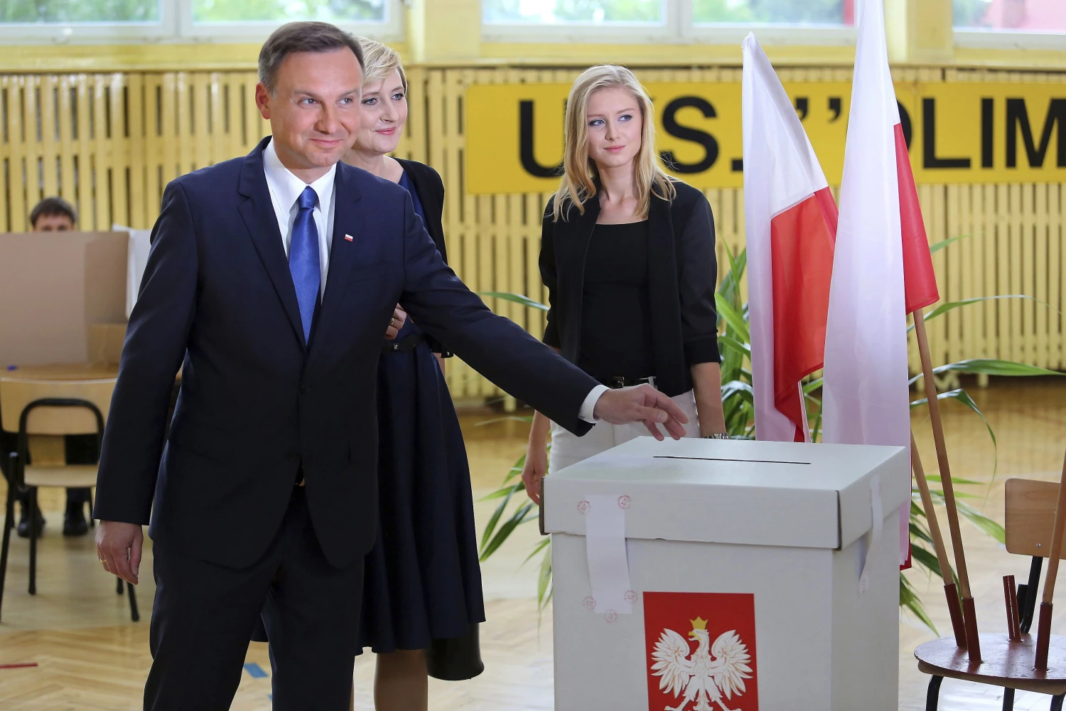 Presidential candidate of the Law and Justice Party Andrzej Duda (L) casts his vote next to his wife Agata and daughter Kinga at a polling station in Krakow, Poland May 24, 2015.   Mateusz Skwarczek (Agencja Gazeta / Reuters / Scanpix)  