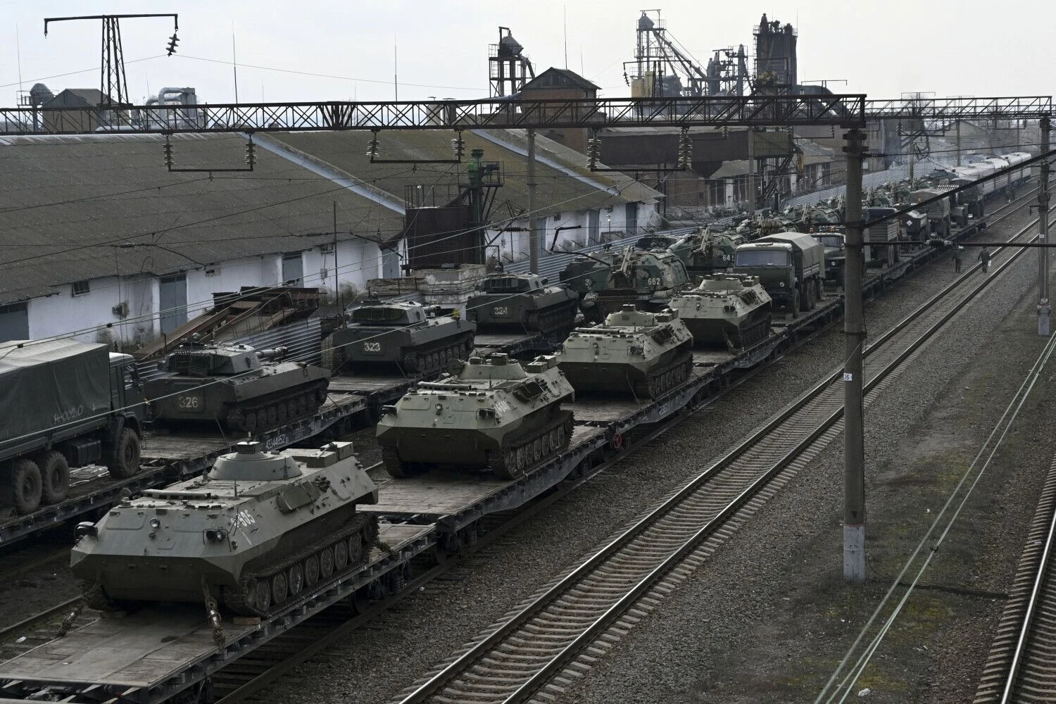 2022-02-23 Rusijoje, prie sienos su Ukraina, pakrauta Rusijos karinė technika. AFP / „Scanpix“ nuotr.