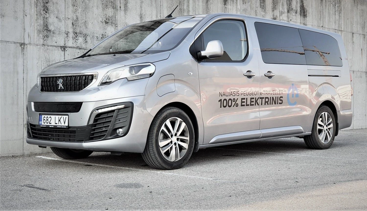 Išoriškai „Peugeot e-Traveller“ nuo įprasto „Traveller“ skiriasi tik specifinėmis priekinėmis grotelėmis ir matomu įkrovimo angos dangteliu. Lino Butkaus (VŽ) nuotr.