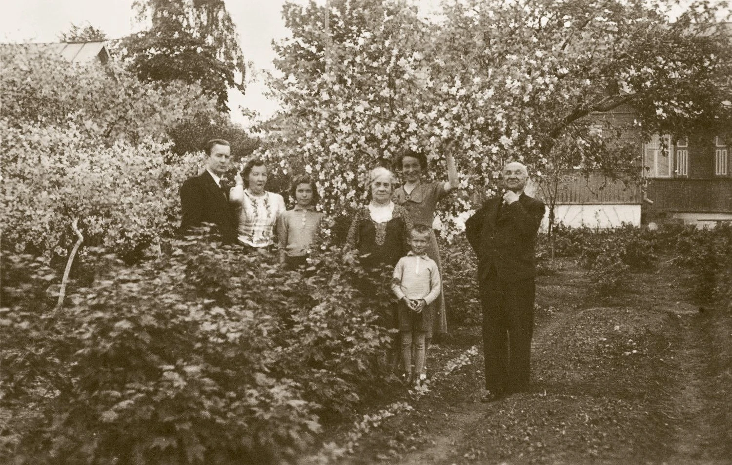 Prie Holzhausų namo. Šančiai, Kaunas, 1939 m. Jonas Smilgevičius – pirmas iš dešinės. Vitalio Petrušio asmeninio archyvo / LNM nuotr.