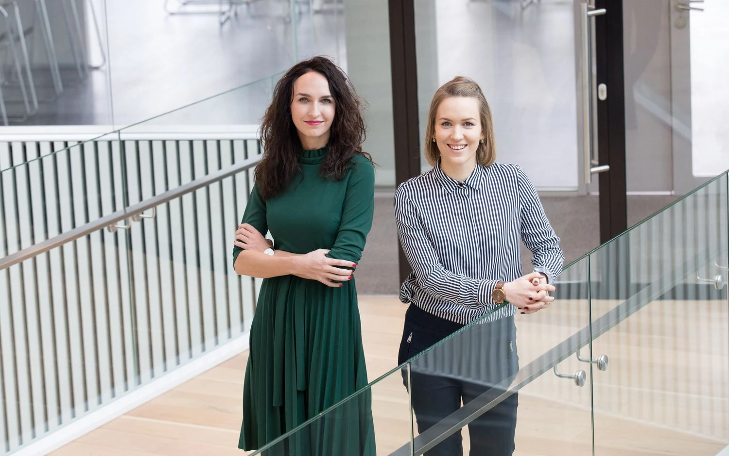 AIG Lietuvoje žmogiškųjų išteklių vadovei Miglei Gudonytei (kairėje) ir žmogiškųjų išteklių verslo partnerei Dovilei Gelčinskaitei teko pakovoti už sugalvotą išdarbinimo projektą, tačiau jis pasiteisino. Juditos Grigelytės (VŽ) nuotr. 
