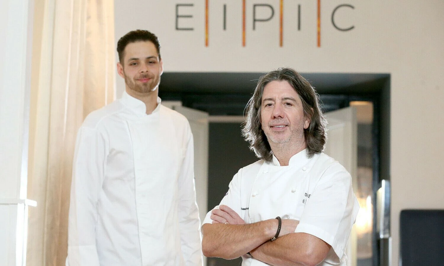 Iš kairės:  Alexas Greene'as, vyriausiasis „Eipic“ virtuvės šefas, ir restorano steigėjas, virtuvės šefas Michaelas Deane'as. „deaneseipic.com“ nuotr.