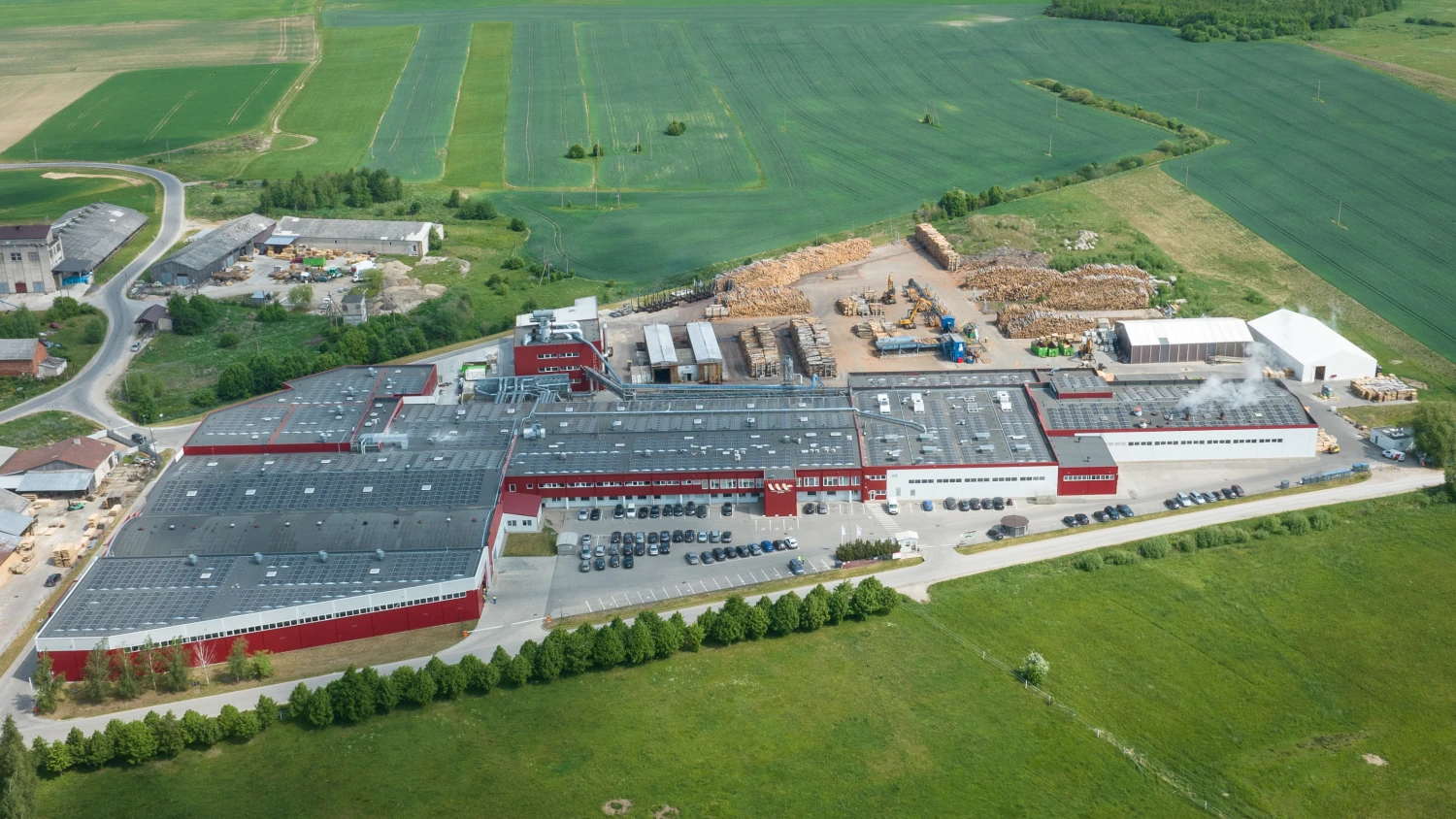 Saulės elektrinė ant „Sakuonos“ gamyklos stogo. Įmonės nuotr.