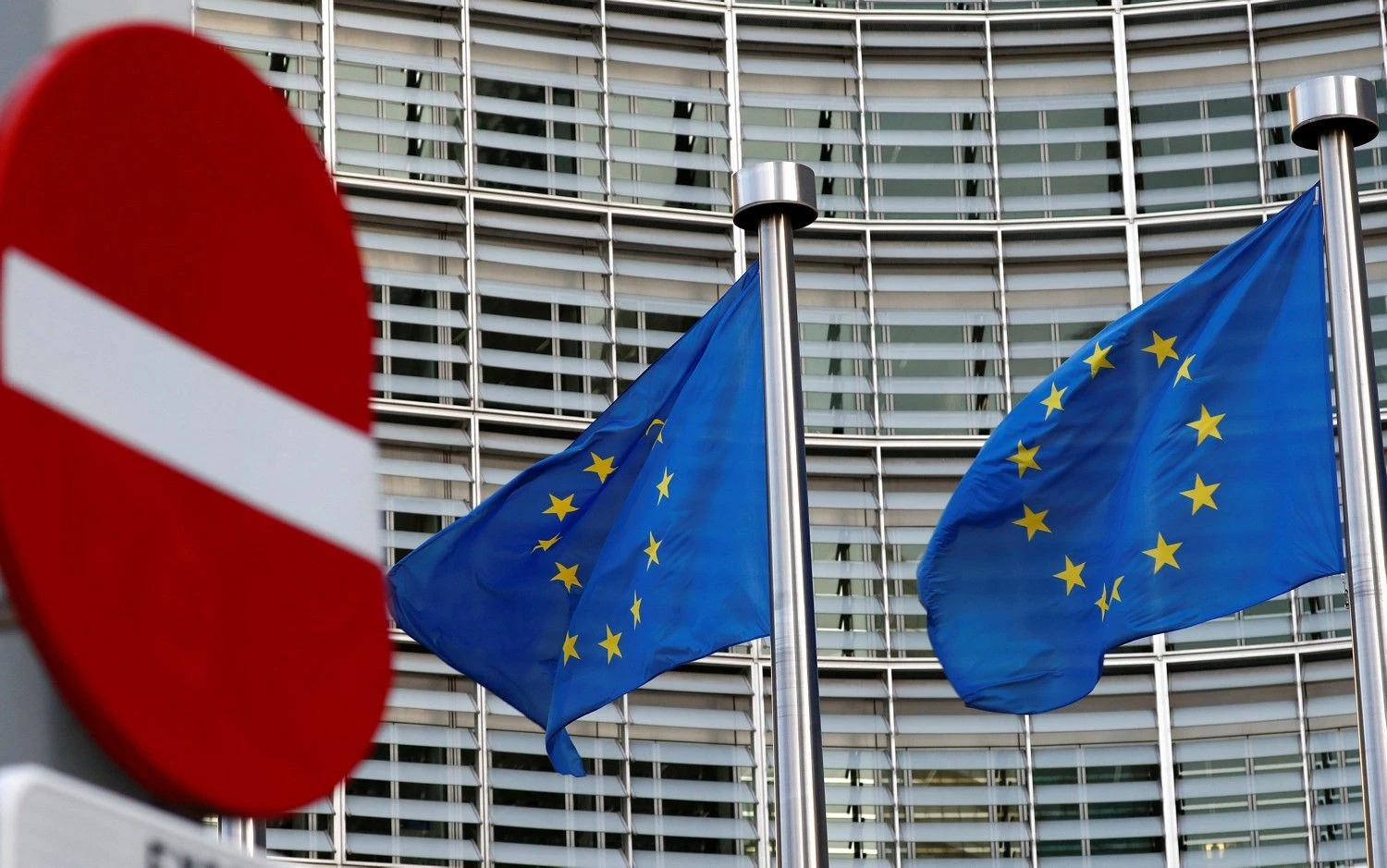 Šiame Europos Komisijos pastate Briuselyje gimė pasiūlymai gerokai sumažinti ES lėšas sanglaudos projektams ir žemės ūkiui finansuoti. 
Francois Lenoiro („Reuters“ / „Scanpix“) nuotr. 