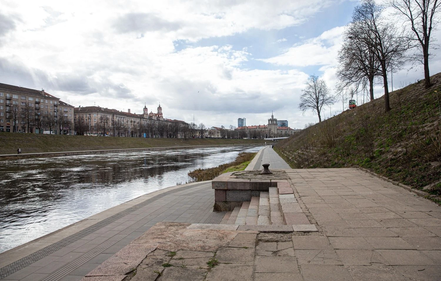 Neries krantinė Vilniuje, Lietuvoje karantinas. Juditos Grigelytės (VŽ) nuotr.