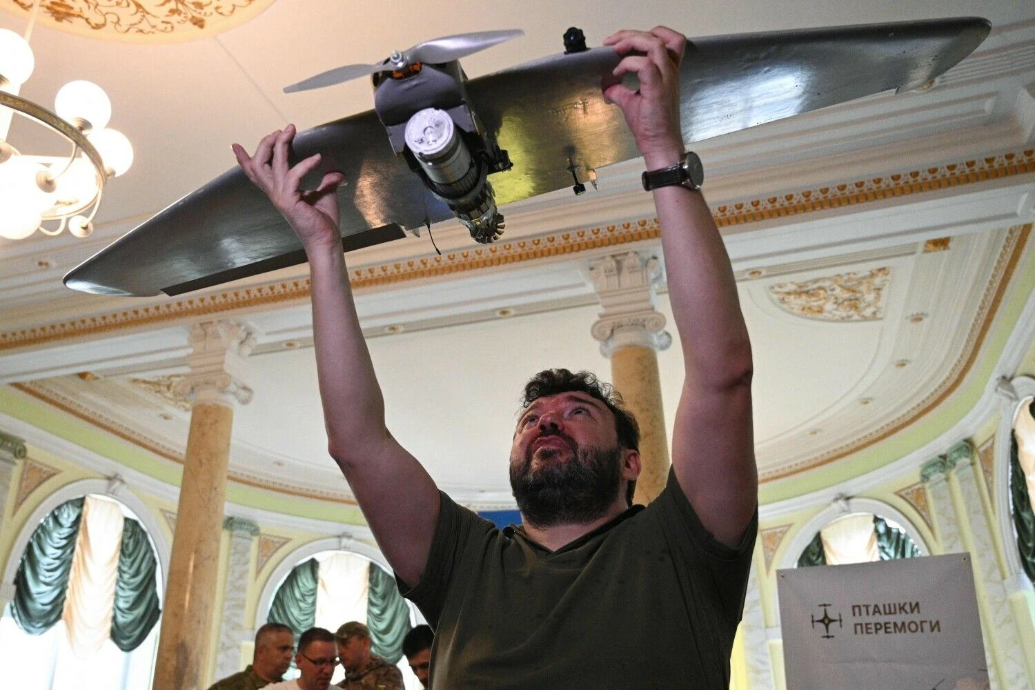 Ukrainos pajėgų dronas-kamikadzė „DJI Mavic 3 “. Jurijaus Dijačyšyno (AFP/„Scanpix“) nuotr.
