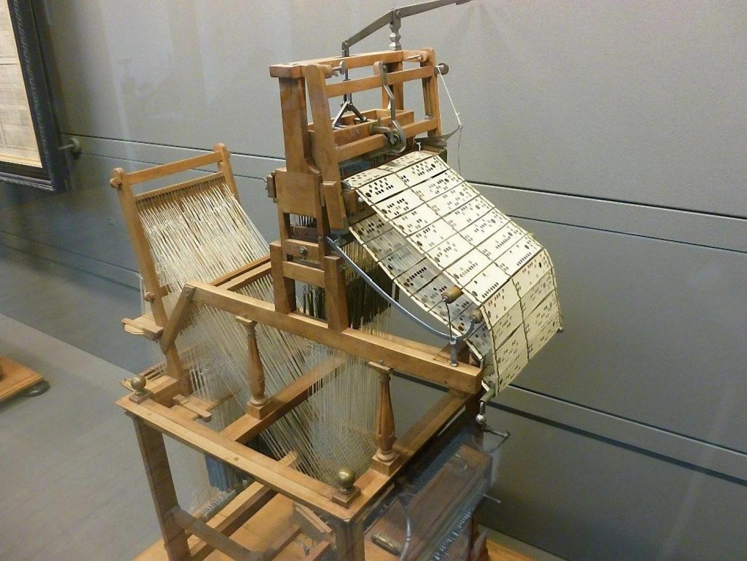 Prancūzų perfokortomis programuojamos audimo staklės buvo pirmieji bandymai automatizuoti gamybą. „Wikipedios“ nuotr. 
