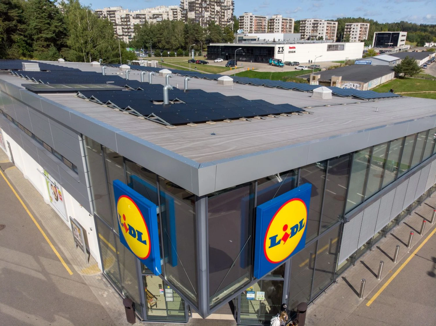 Saulės baterijos, gaminančios elektros energiją, ant „Lidl“ parduotuvės VIlniuje. Vladimiro Ivanovo (VŽ) nuotr.