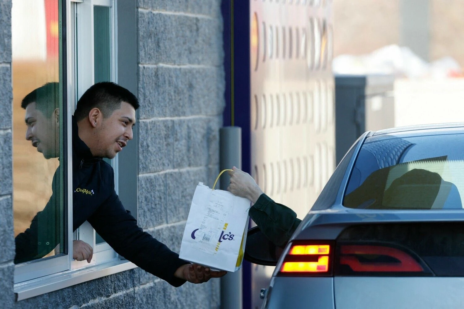 „McDonalds“ aptarnavimo langelis. Kamilio Kračynskio (AFP / „Scanpix“) nuotr.
