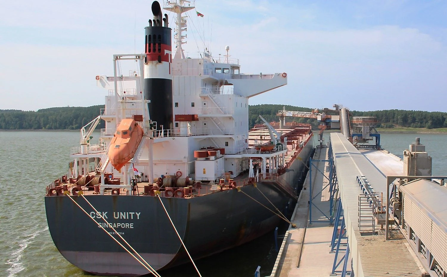 „Begoje“ baigtas krauti „Panamax“ laivas, išplukdęs pirmąją šių metų derliaus lietuviškų kviečių siuntą. Bendrovės nuotr.