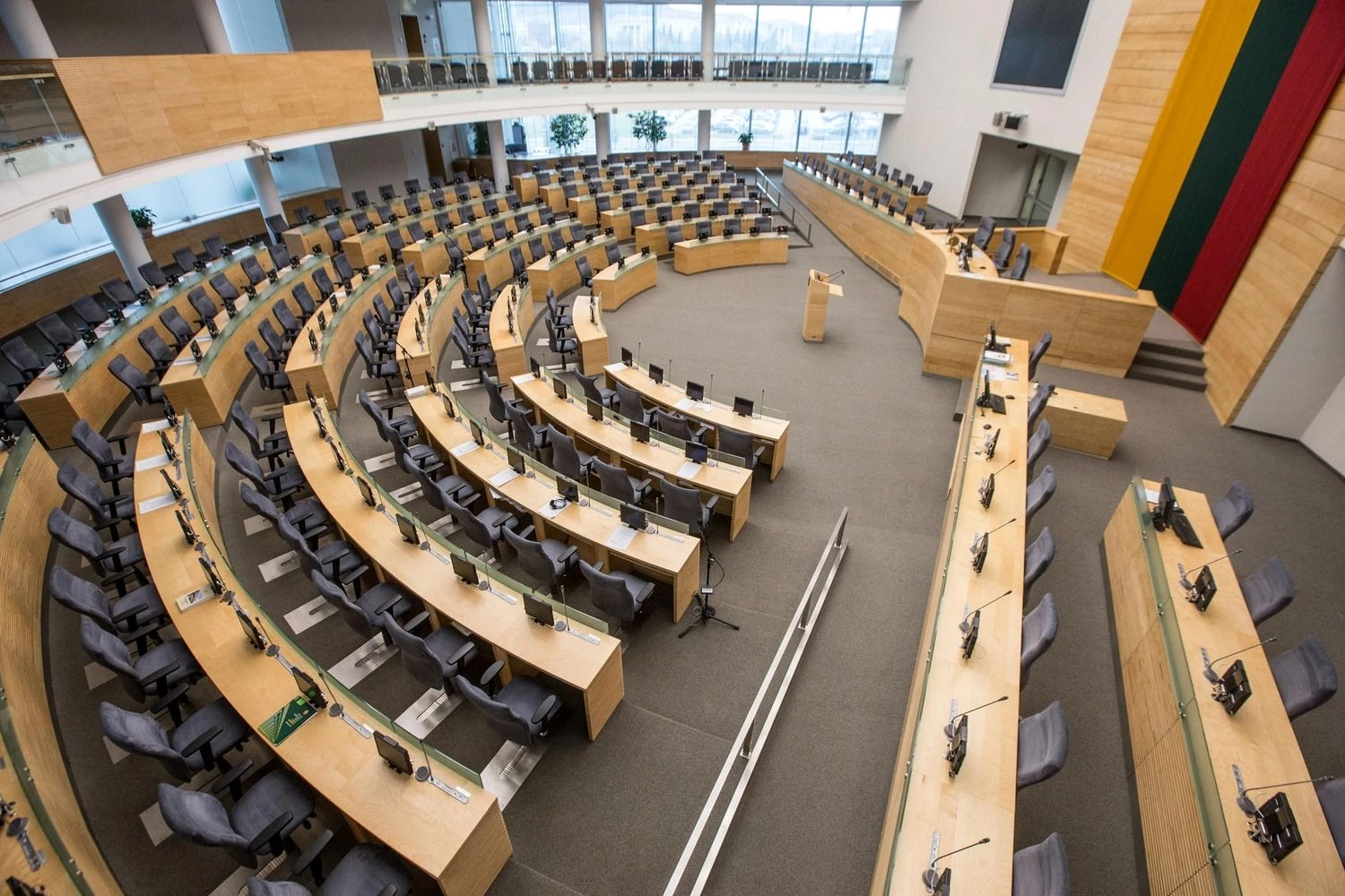 Vidurvasarį ištuštėjusi Seimo plenarinių posėdžių salė šią savaitę vėl užsipildys parlamentarų, susirinkusių į neeilinę sesiją spręsti nelegalios migracijos antplūdžio stabdymo klausimų. Juditos Grigelytės (VŽ) nuotr.