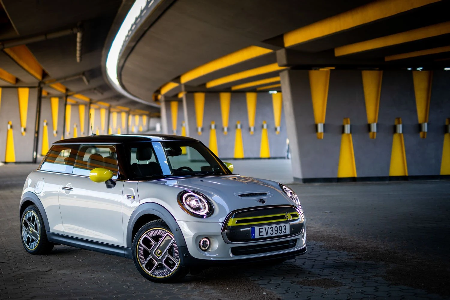 Elektra varomas „Mini“ išsiskiria specifinio stiliaus ratais, uždaromis priekinėmis grotelėmis ir kitomis detalėmis. Baltijos fotografijos linijos nuotr.