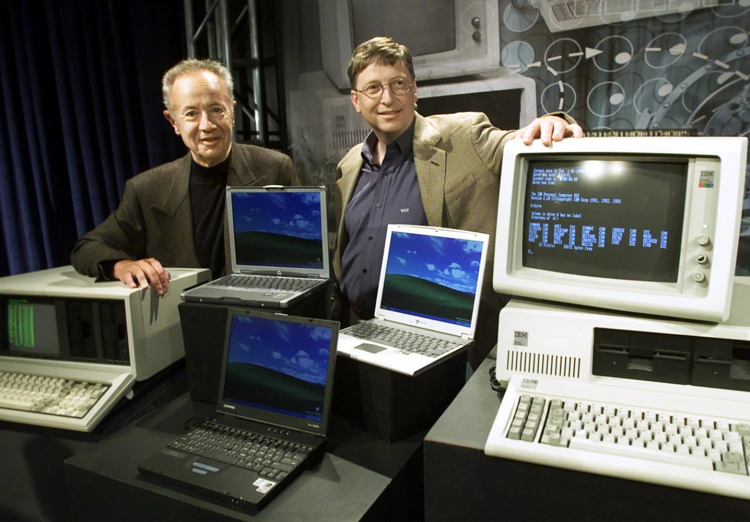 „Intel“ vadovas Andy Grove’as (dešinėje) ir „Microsoft“ vadovas Billas Gatesas IBM 20-ųjų metinių minėjime. „Reuters“ nuotr.