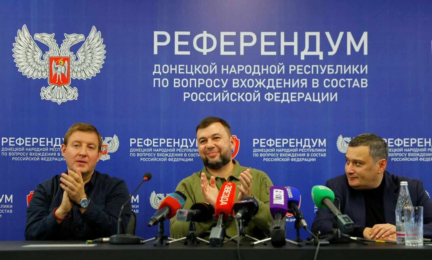 Denisas Pušilinas, Rusijos primestas Donecko vadovas, (centre) su kitais pseudoreferendumo organizatoriais pristato jo rezultatus. Aleksaksandro Ermočenko („Reuters“ / „Scanpix“) nuotr.