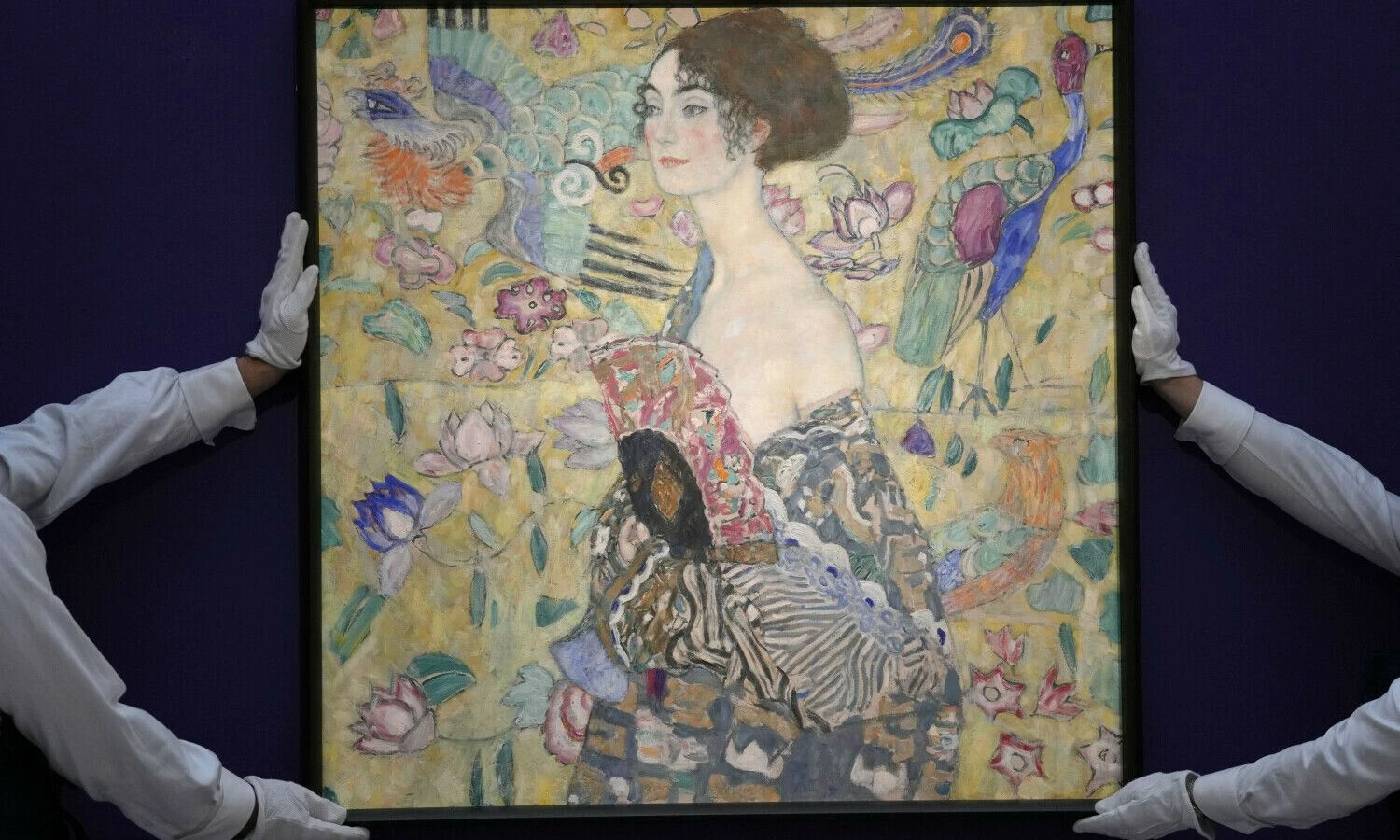 Gustavo Klimto vėyvasis šedevras „Dama su vėduokle“ „Sotheby's“ aukcione. Kirsty Wigglesworth / AP nuotr.