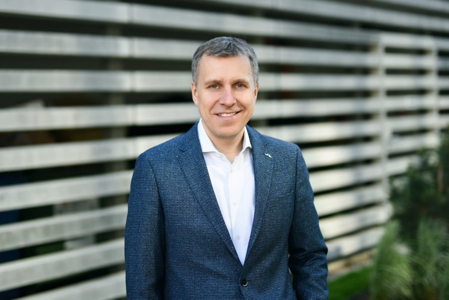 „Tai, kiek stengiamasi, kad naudojamos technologijos būtų kuo žalesnės, tvaresnės ir efektyvesnės, parodo bendrovės brandą ir požiūrį į atsakomybę“, – teigia Andrius Šemeškevičius,  „Telia Lietuvos“ technologijų vadovas. 
