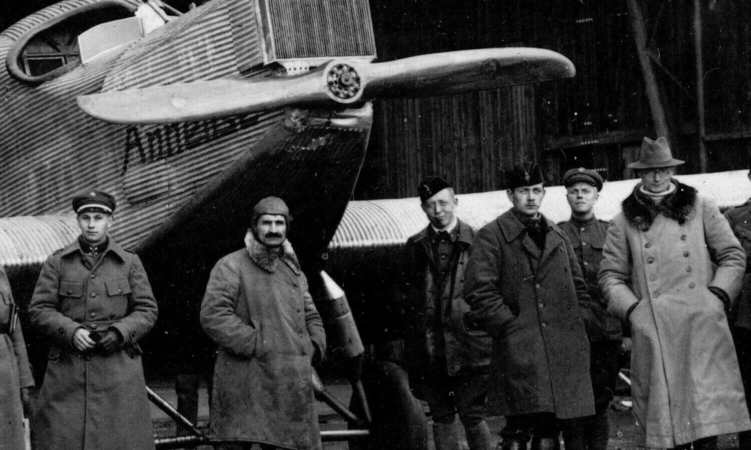 „Junkers F-13 Annelise“ Kauno aerodrome. Vokiečių lakūnas Hansas Hasse – su šviesiu paltu ir skrybėle. „Facebook“ nuotr.