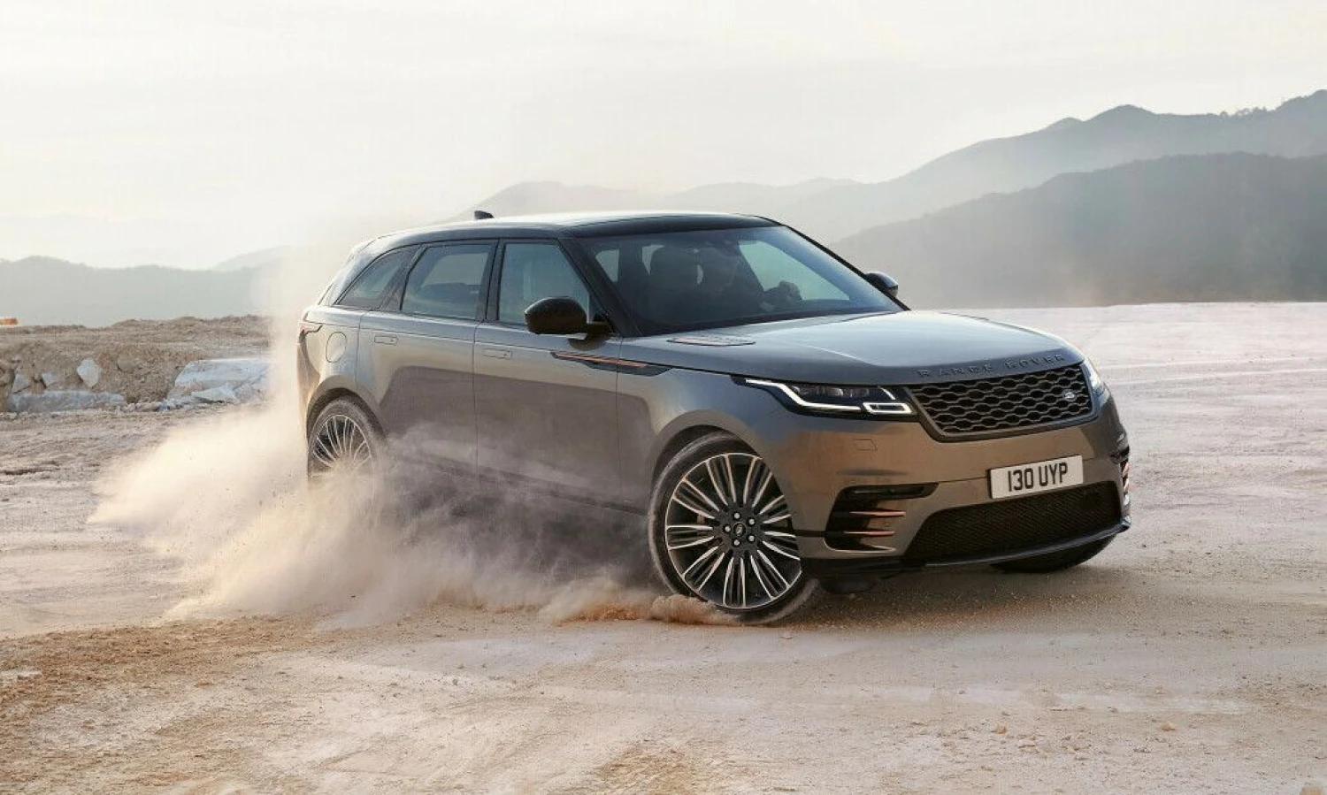 Nuo konkurentų „Velar“ skiriasi tuo, kad jis buvo kuriamas, galvojant apie važiavimą bekele. JLR nuotrauka